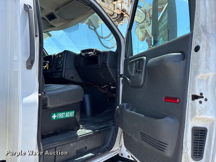 image for item YA3124 2006 GMC C8500 digger derrick truck