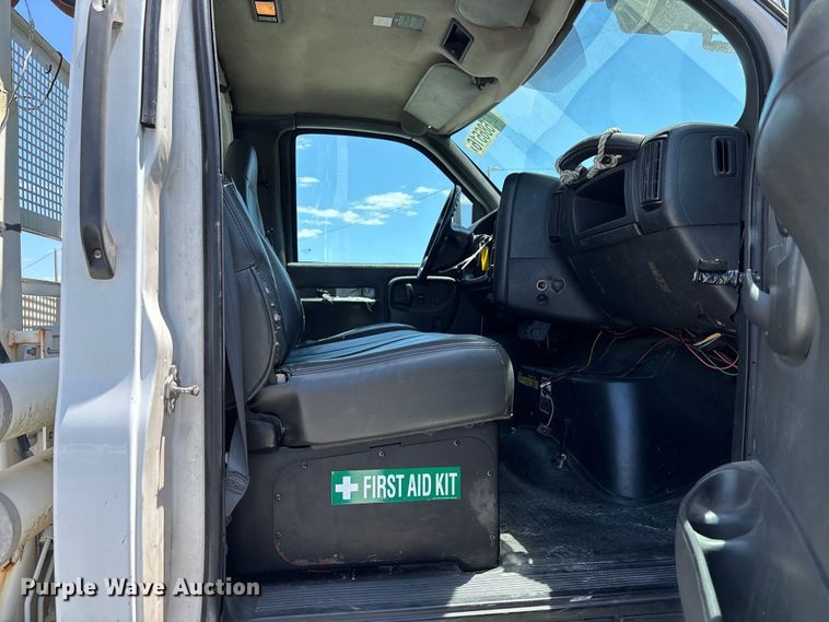 image for item YA3124 2006 GMC C8500 digger derrick truck