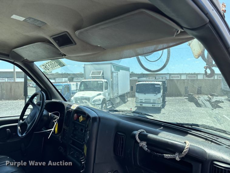 image for item YA3124 2006 GMC C8500 digger derrick truck