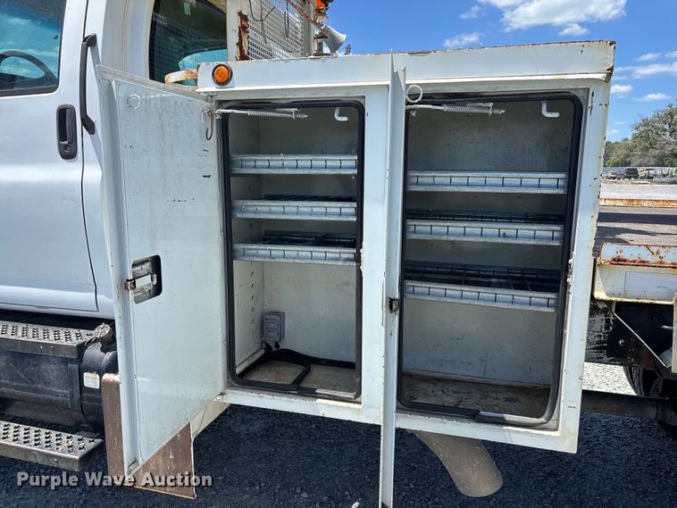 image for item YA3125 2007 GMC C8500 digger derrick truck