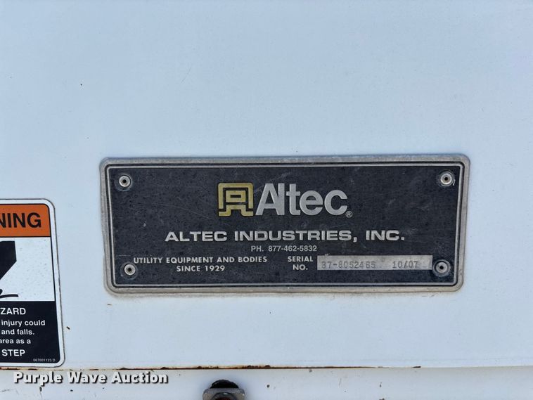 image for item YA3125 2007 GMC C8500 digger derrick truck