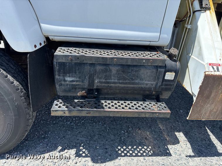 image for item YA3125 2007 GMC C8500 digger derrick truck