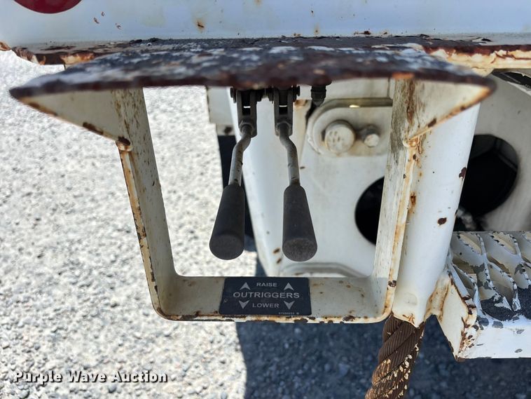 image for item YA3125 2007 GMC C8500 digger derrick truck