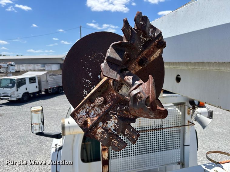 image for item YA3125 2007 GMC C8500 digger derrick truck