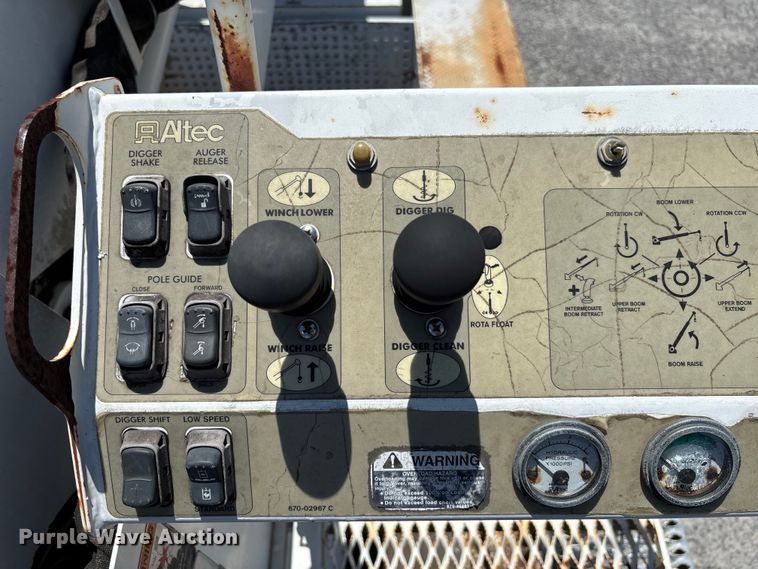 image for item YA3125 2007 GMC C8500 digger derrick truck