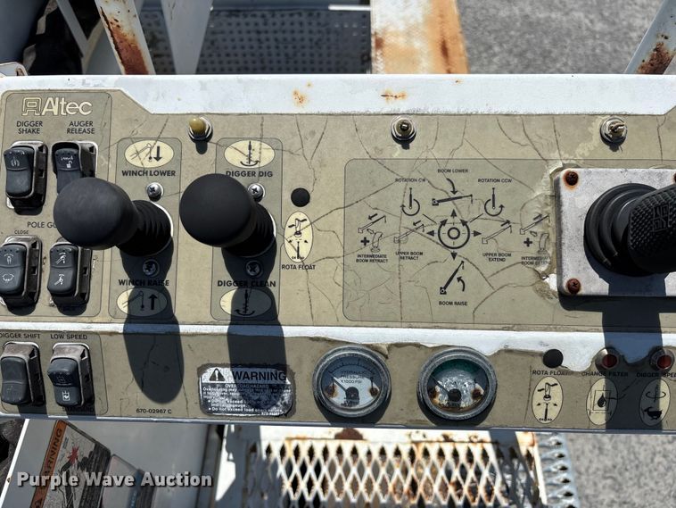 image for item YA3125 2007 GMC C8500 digger derrick truck