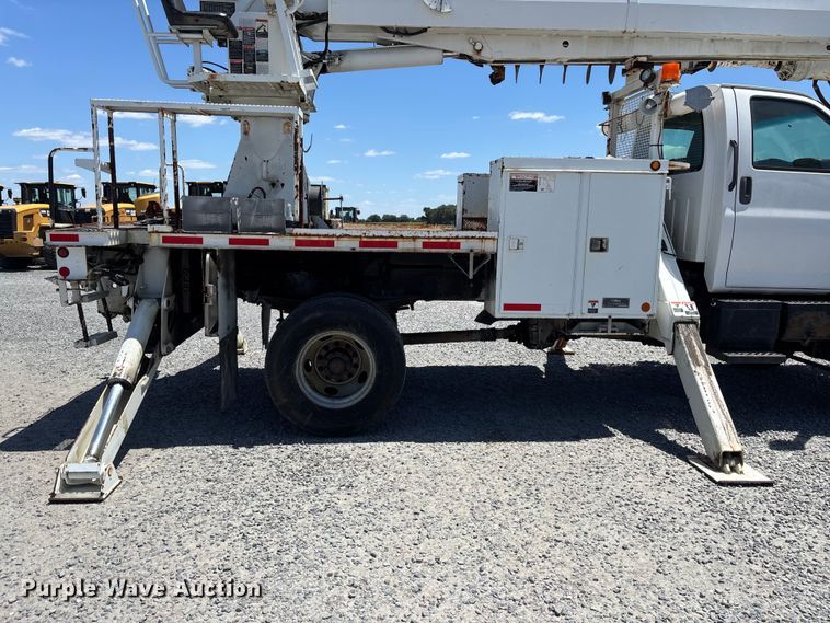 image for item YA3125 2007 GMC C8500 digger derrick truck