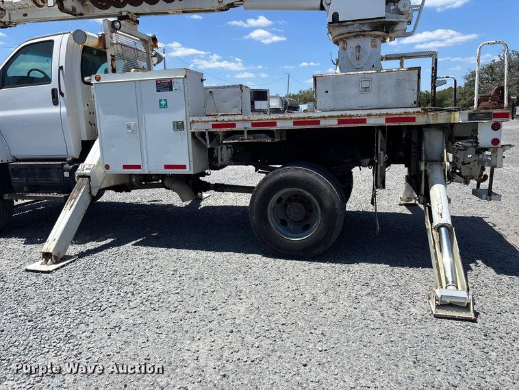 image for item YA3125 2007 GMC C8500 digger derrick truck