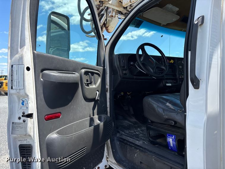 image for item YA3125 2007 GMC C8500 digger derrick truck