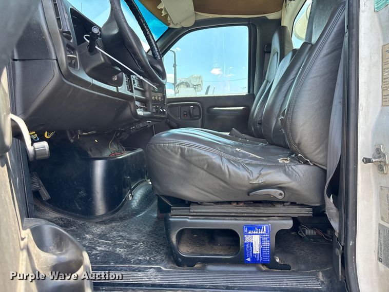 image for item YA3125 2007 GMC C8500 digger derrick truck