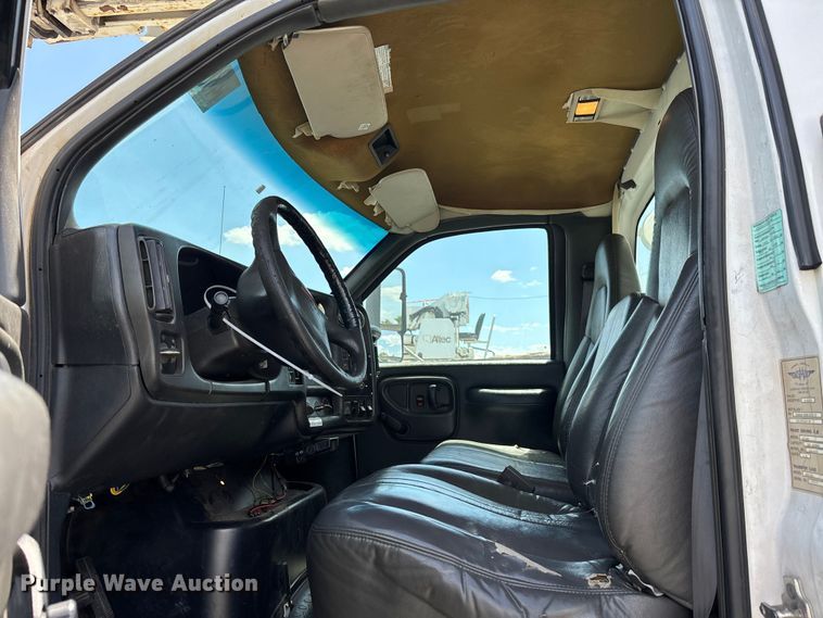 image for item YA3125 2007 GMC C8500 digger derrick truck