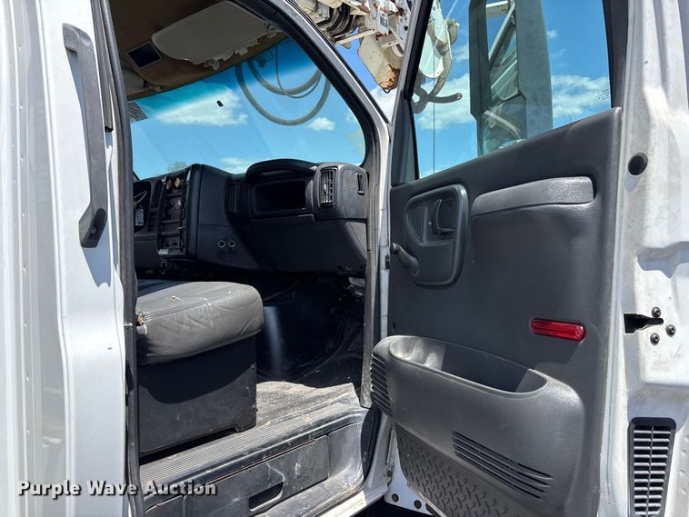 image for item YA3125 2007 GMC C8500 digger derrick truck