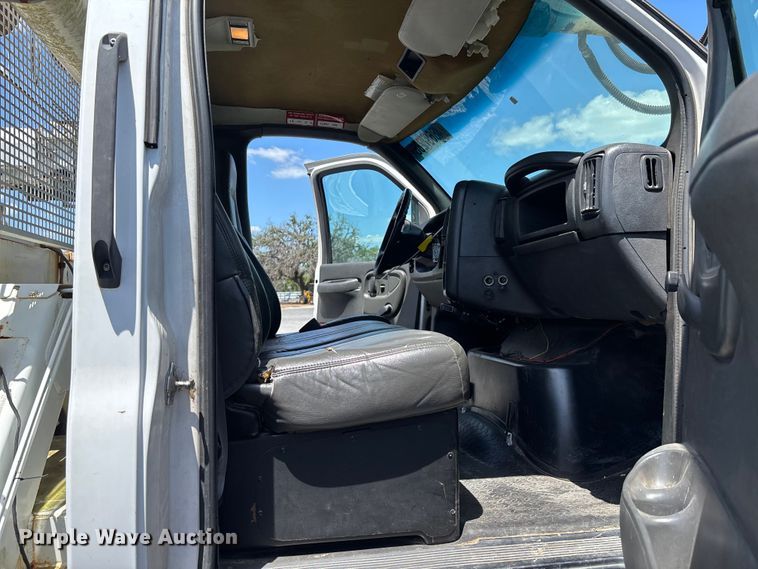 image for item YA3125 2007 GMC C8500 digger derrick truck