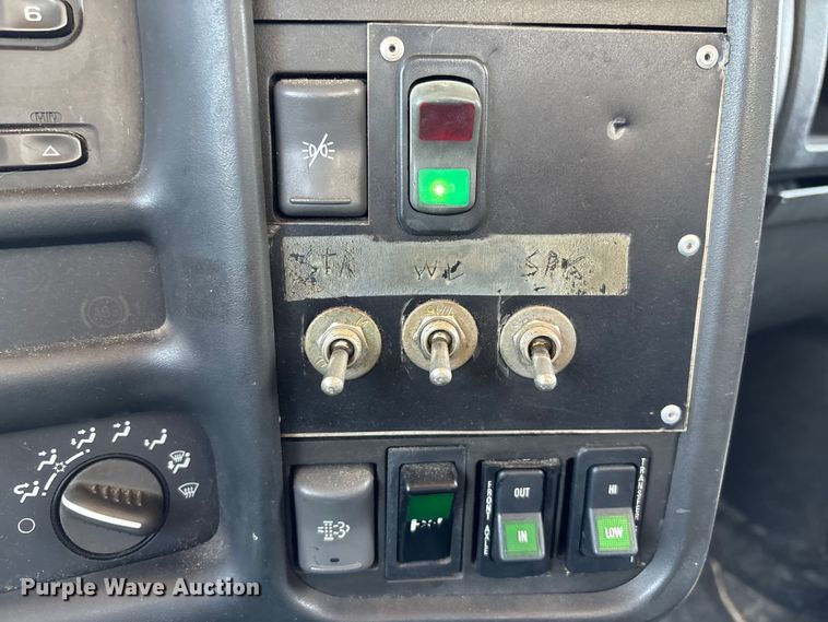 image for item YA3125 2007 GMC C8500 digger derrick truck