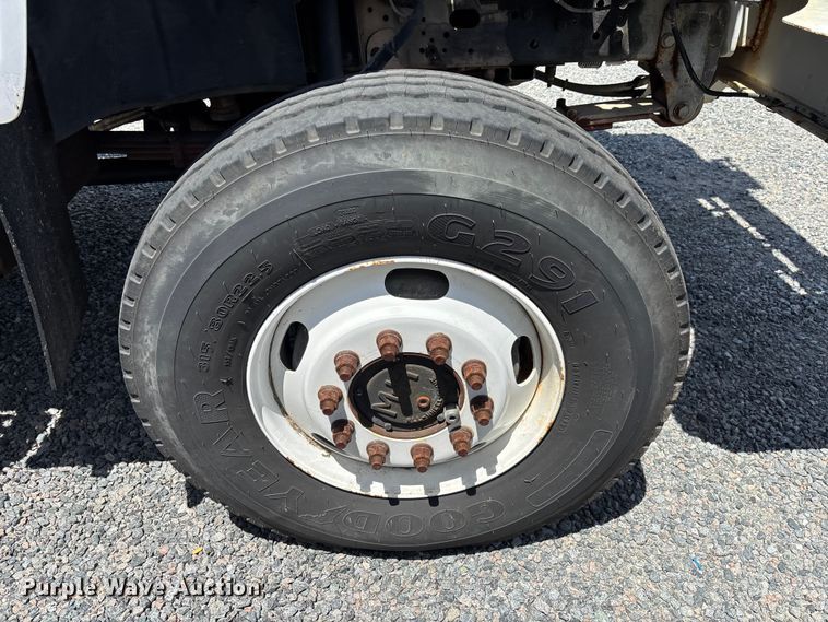 image for item YA3125 2007 GMC C8500 digger derrick truck