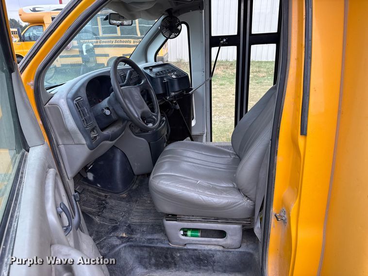 image for item DS6810 1999 Chevrolet Express 3500 school bus