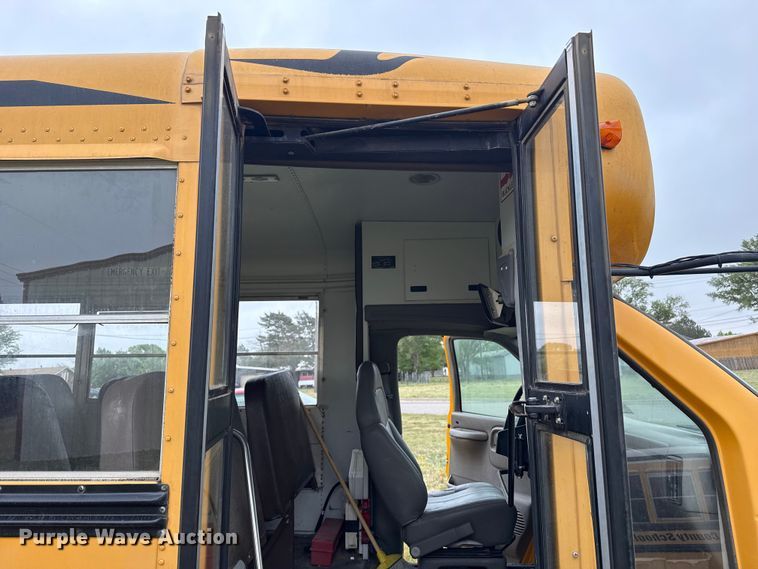 image for item DS6810 1999 Chevrolet Express 3500 school bus