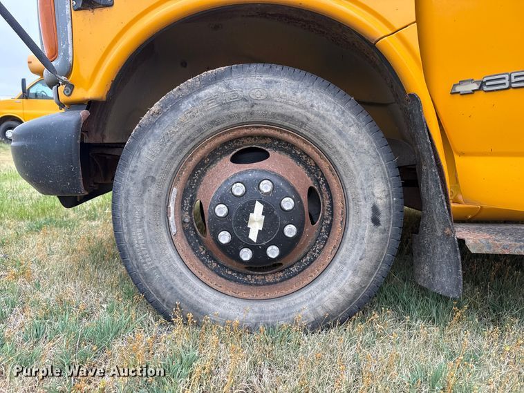 image for item DS6810 1999 Chevrolet Express 3500 school bus