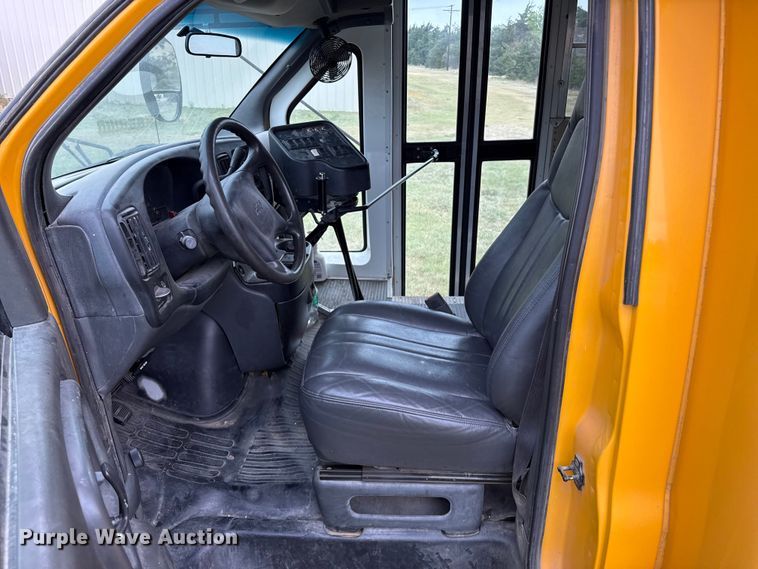 image for item DS6811 2002 Chevrolet Express 3500 school bus