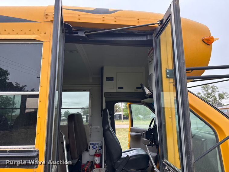image for item DS6811 2002 Chevrolet Express 3500 school bus