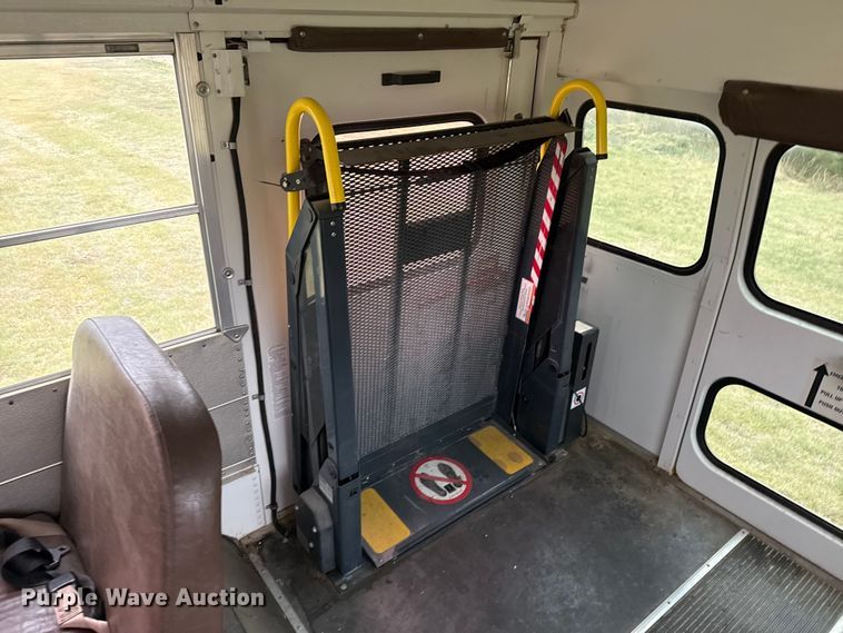 image for item DS6811 2002 Chevrolet Express 3500 school bus