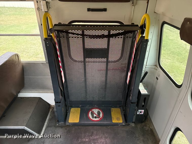 image for item DS6811 2002 Chevrolet Express 3500 school bus