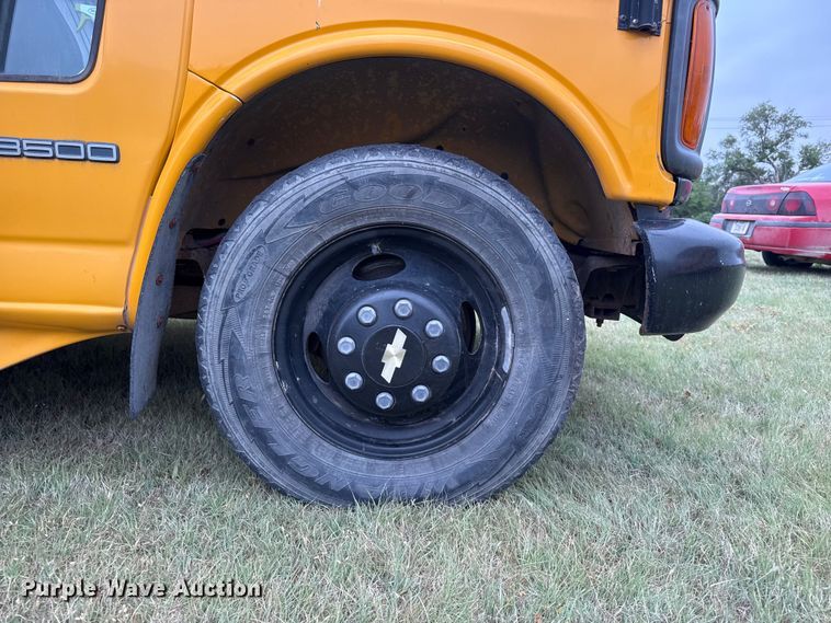 image for item DS6811 2002 Chevrolet Express 3500 school bus