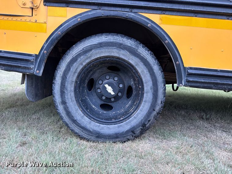 image for item DS6811 2002 Chevrolet Express 3500 school bus