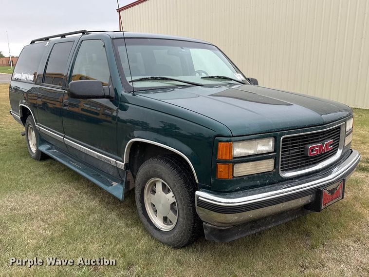 image for item DS6813 1999 GMC Suburban SUV
