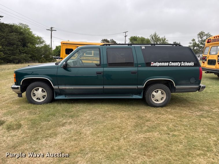 image for item DS6813 1999 GMC Suburban SUV