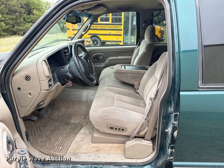 image for item DS6813 1999 GMC Suburban SUV
