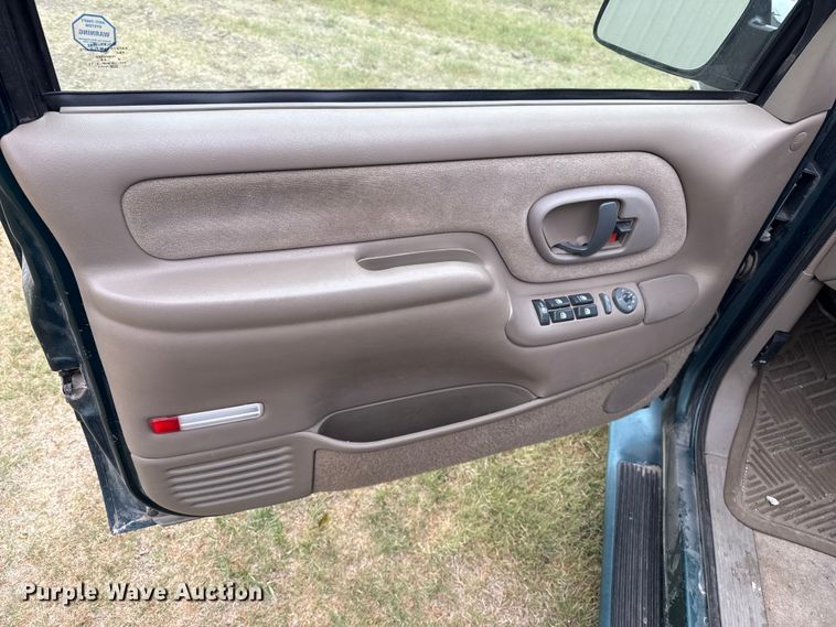 image for item DS6813 1999 GMC Suburban SUV