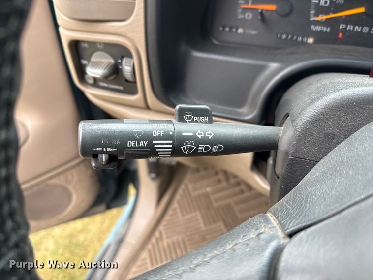 image for item DS6813 1999 GMC Suburban SUV