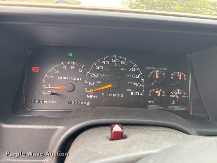image for item DS6813 1999 GMC Suburban SUV