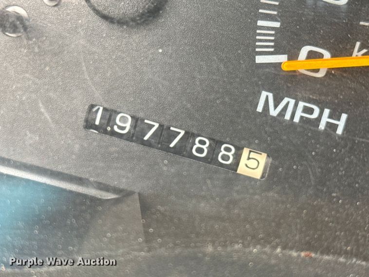 image for item DS6813 1999 GMC Suburban SUV