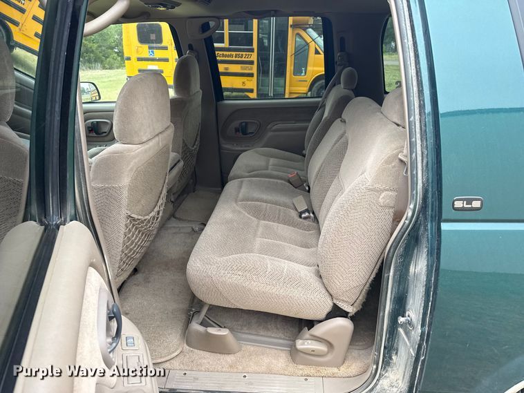image for item DS6813 1999 GMC Suburban SUV