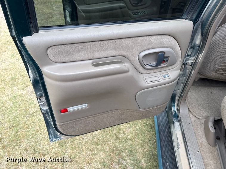 image for item DS6813 1999 GMC Suburban SUV