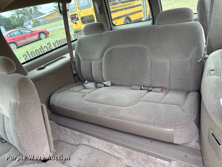 image for item DS6813 1999 GMC Suburban SUV