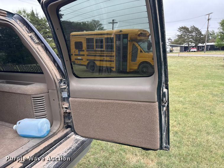 image for item DS6813 1999 GMC Suburban SUV