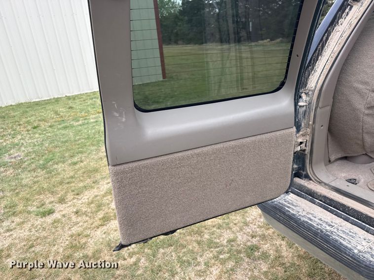 image for item DS6813 1999 GMC Suburban SUV