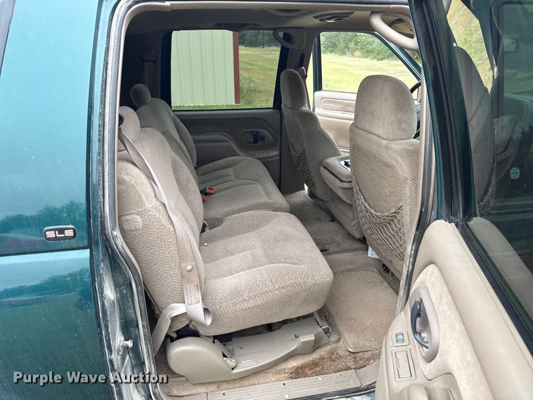 image for item DS6813 1999 GMC Suburban SUV