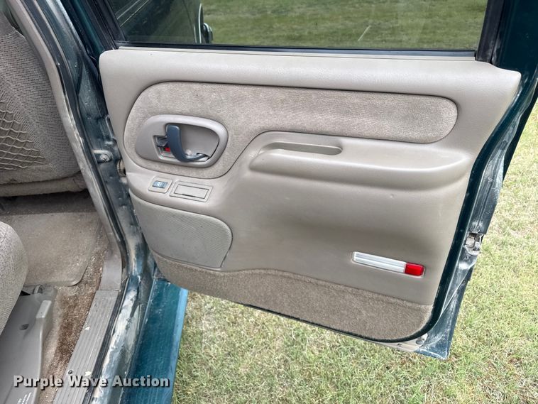 image for item DS6813 1999 GMC Suburban SUV