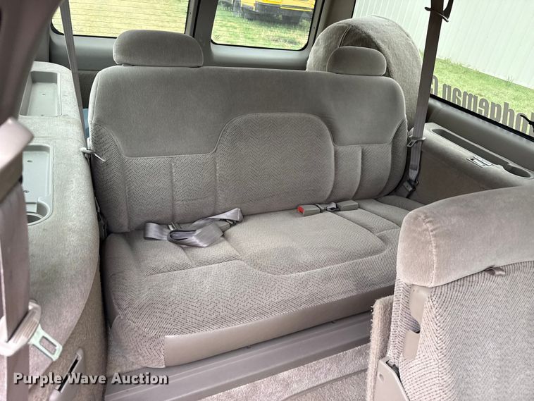 image for item DS6813 1999 GMC Suburban SUV