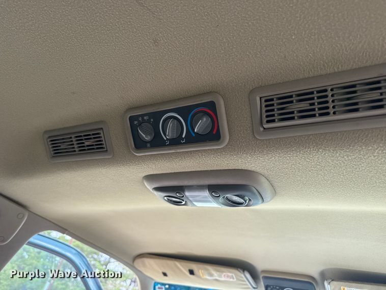image for item DS6813 1999 GMC Suburban SUV