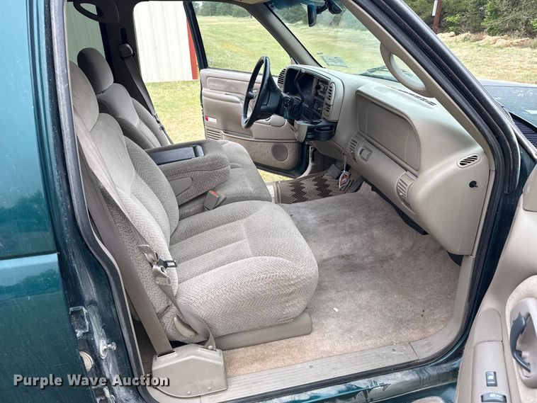 image for item DS6813 1999 GMC Suburban SUV