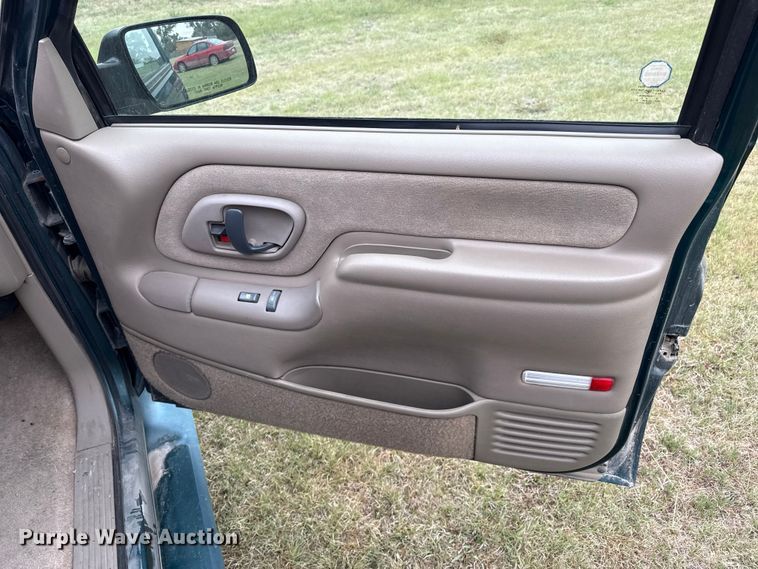 image for item DS6813 1999 GMC Suburban SUV