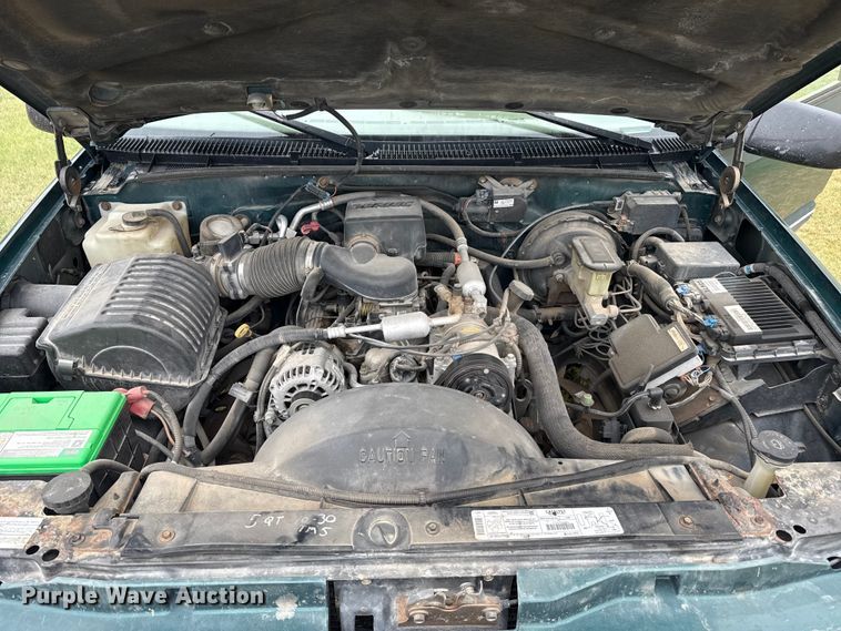 image for item DS6813 1999 GMC Suburban SUV