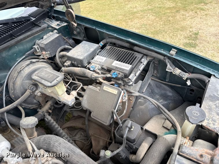 image for item DS6813 1999 GMC Suburban SUV
