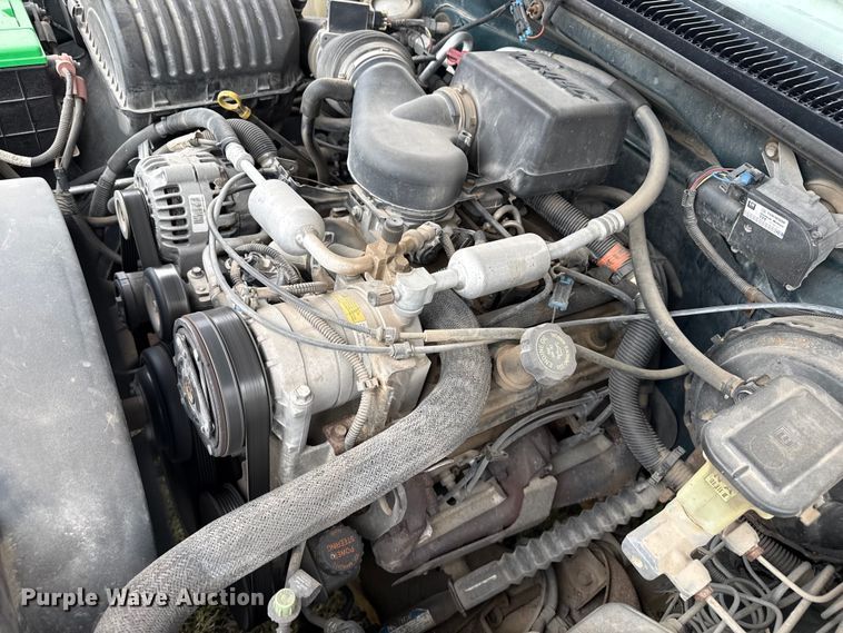 image for item DS6813 1999 GMC Suburban SUV