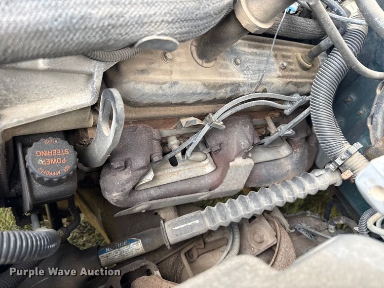 image for item DS6813 1999 GMC Suburban SUV